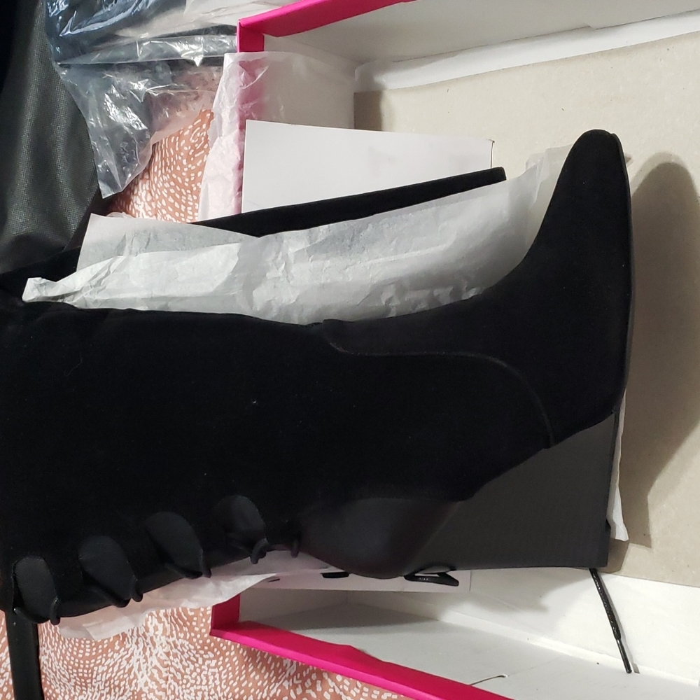 Boots - Picture 4 of 5